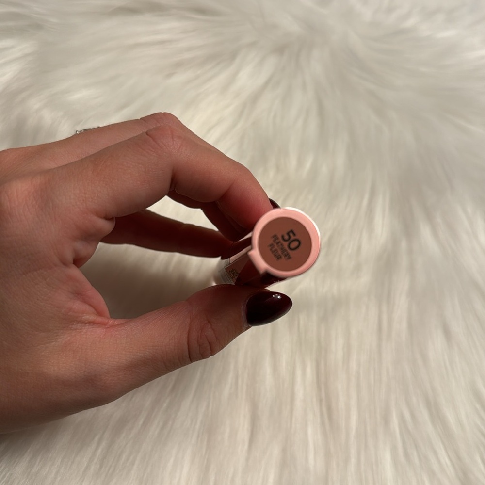 L'Oréal Glow Paradise Lip Balm-in-Gloss 50 Feathery Fleur - Picture 2 of 3